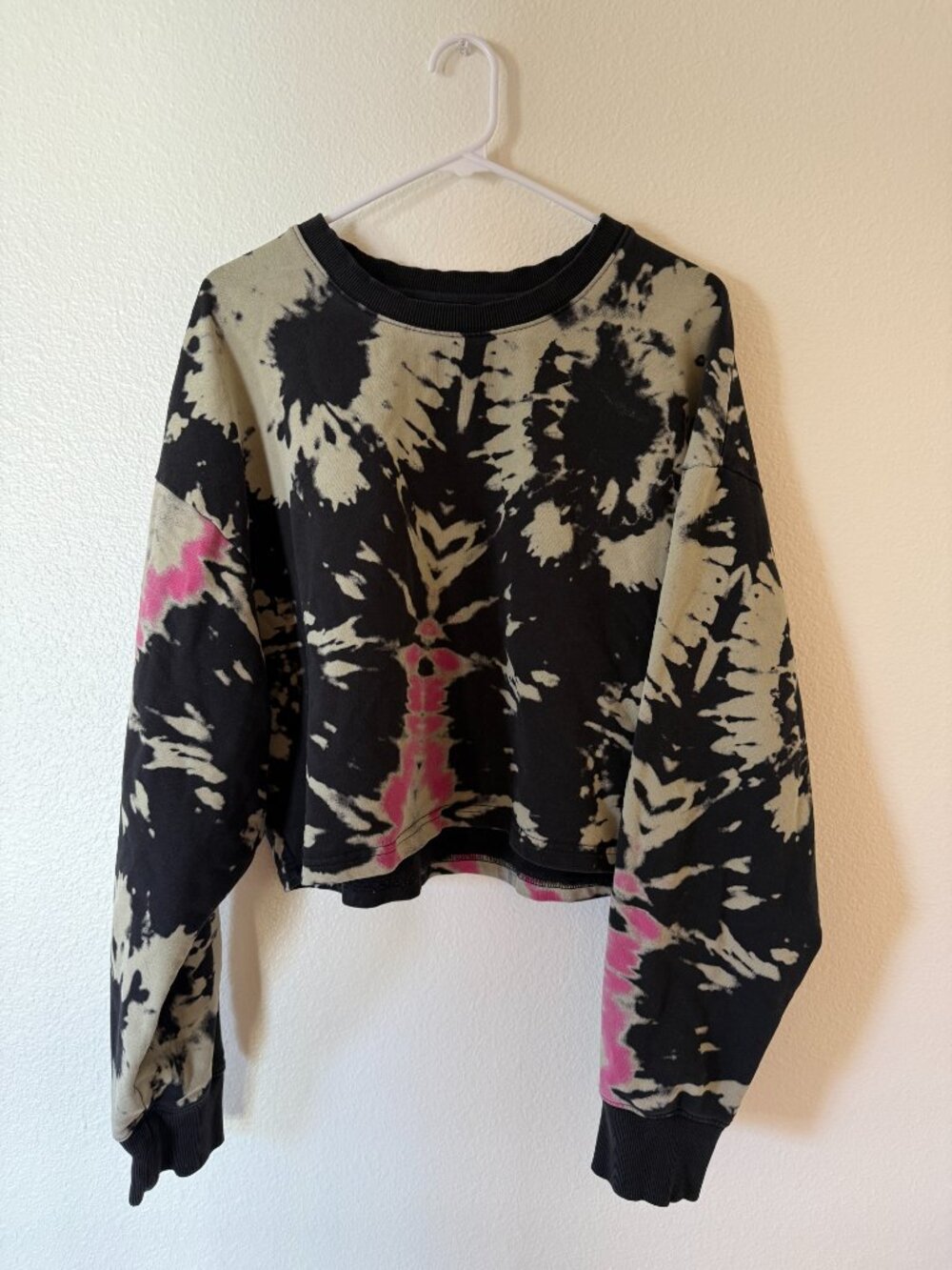 Noli Tie Dye Cropped Sweatshirt Size M Black Pink Crewneck